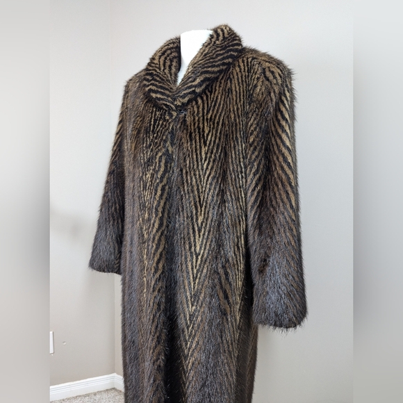 Vintage Montreal Fur Coat – Chevron Striped Let-Out Design, - Picture 2 of 13